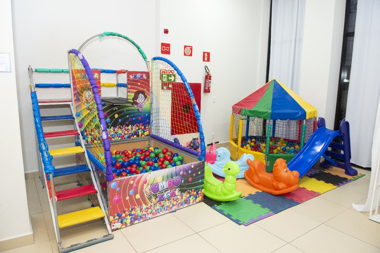 Piscina de bolinhas coloridas com brinquedos de balanço