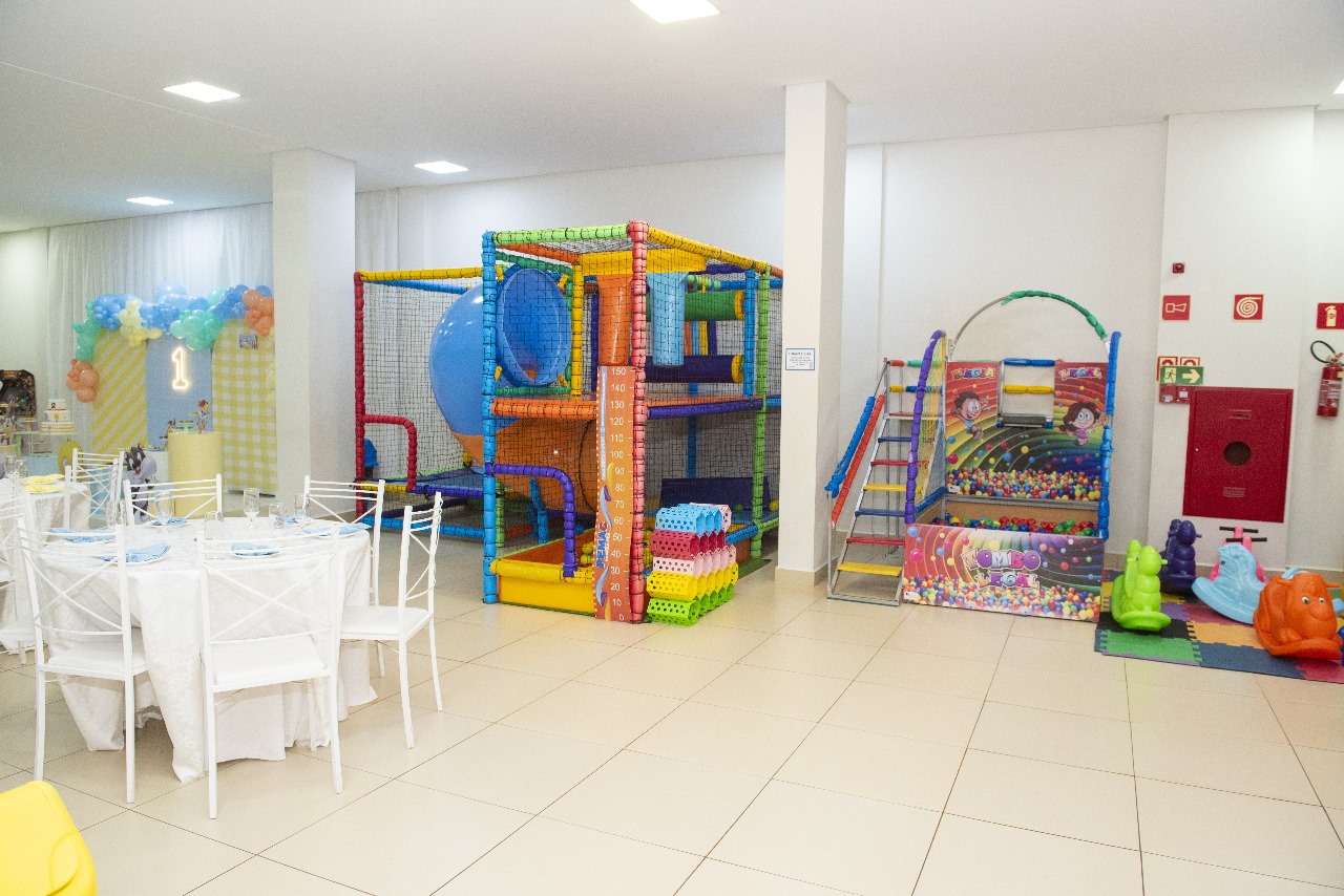Brinquedão com piscina de bolinhas e escorregador no salão