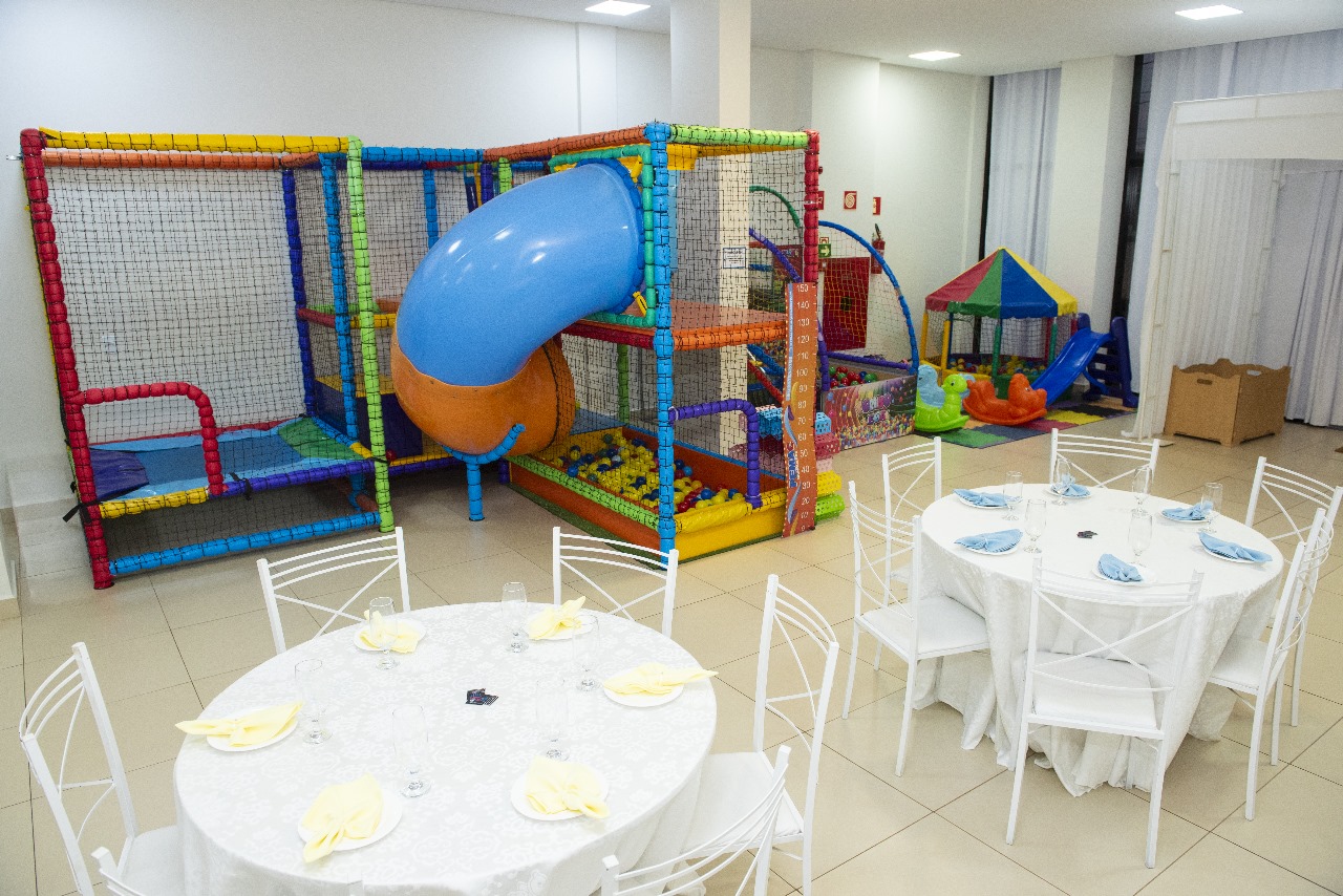 Brinquedão com tobogã e piscina de bolinhas no salão de festas