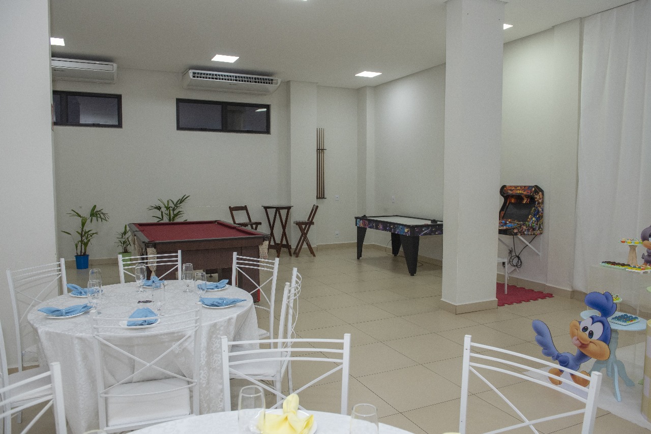 Sala de jogos com sinuca, pebolim e fliperama