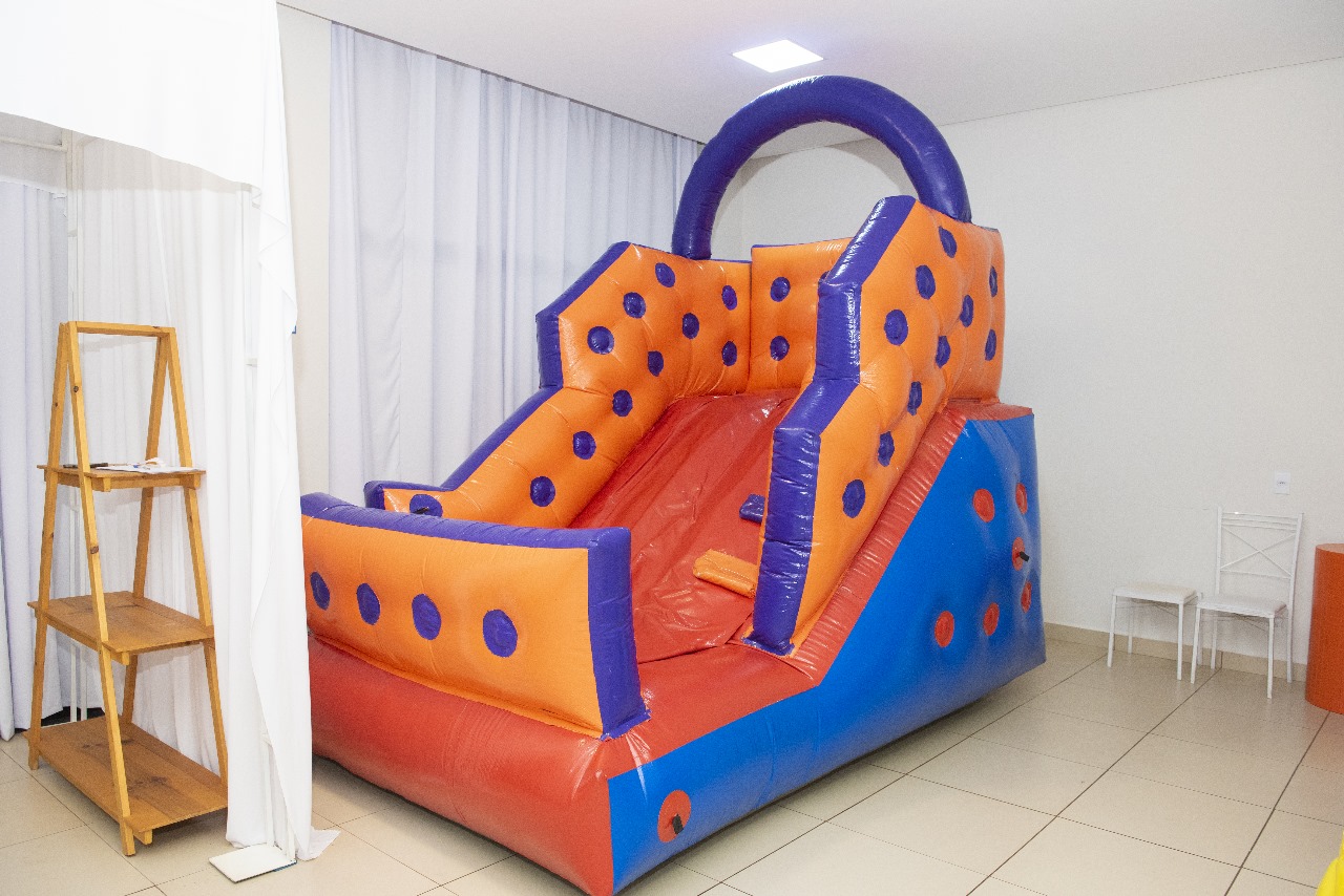 Tobogã inflável colorido disponível para as festas