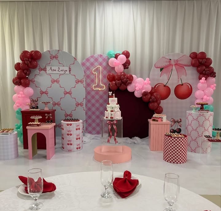 Decoração temática de cerejinha em tons de vermelho e rosa