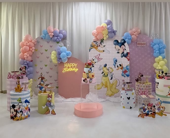 Decoração temática Disney com Mickey e Minnie em tons pastel