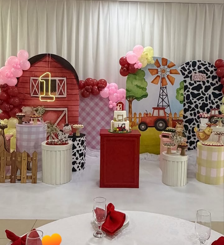 Decoração temática de fazendinha com celeiro e balões