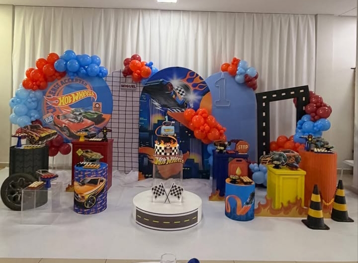 Decoração temática Hot Wheels com balões azuis e vermelhos