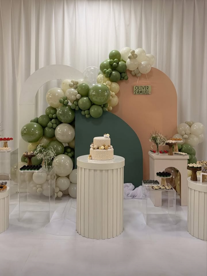 Decoração minimalista em tons verdes e neutros com balões orgânicos