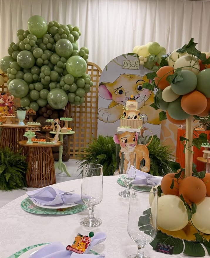 Decoração temática Rei Leão com balões verdes e folhagens