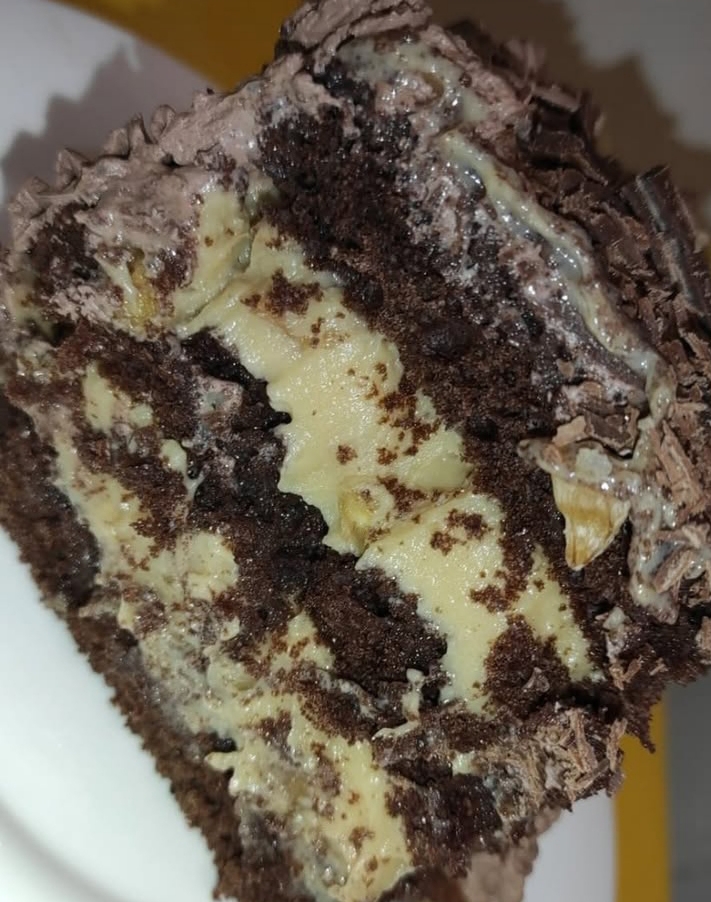 Fatia de bolo de chocolate com recheio de brigadeiro cremoso