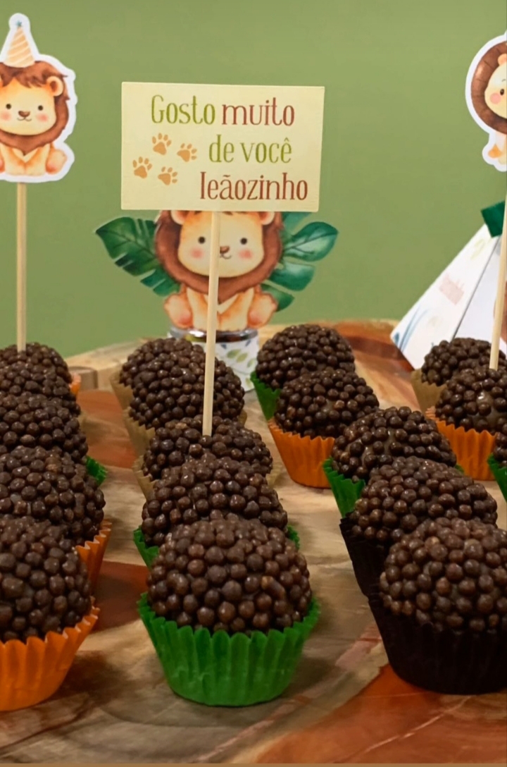 Brigadeiros gourmet com granulado crocante, tema Leãozinho