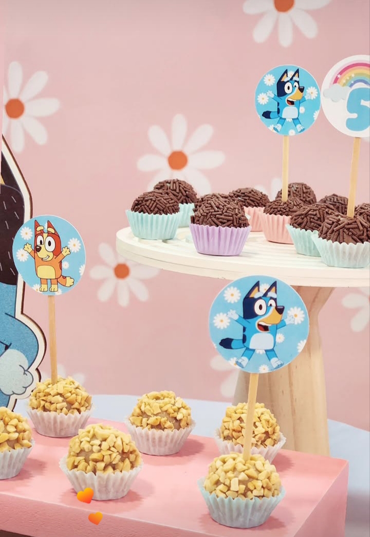 Docinhos de amendoim com toppers do tema Bluey