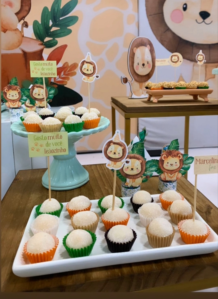 Mesa de docinhos com tema Leãozinho e toppers personalizados
